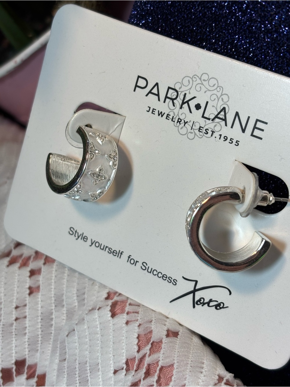 Cashmere Matte White Silver Delicate Quatrefoil Motifs Hoop Earrings 5/8” Floral - Picture 4 of 14